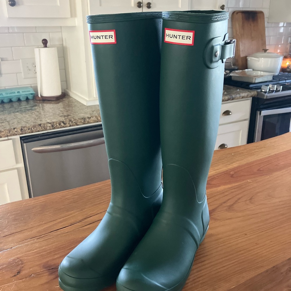Hunter boots in hunter green size 7 EEUC (one small mark on back -see pic)
